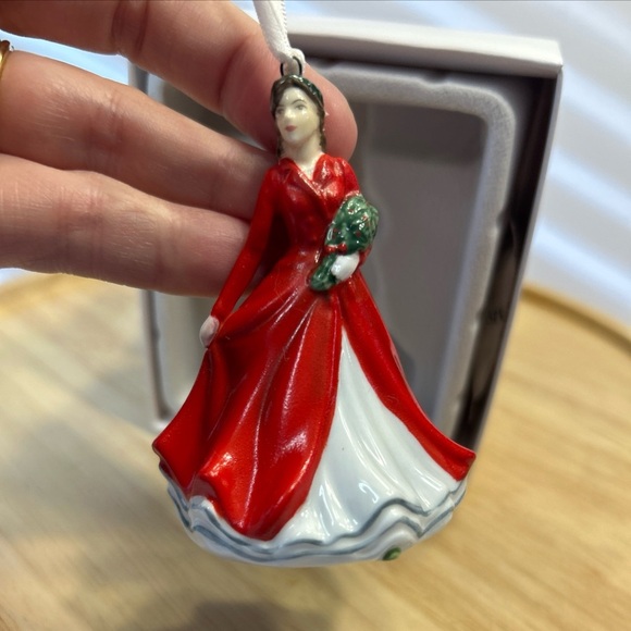 NIB Royal Doulton "DECK THE HALLS" Christmas Ornament~Bone China~Hand Painted - Picture 5 of 6